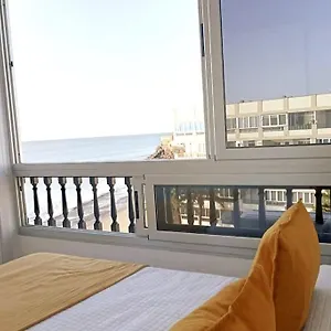 Apartamento Newly Refurbished Beachfront Apartment., San Bartolomé